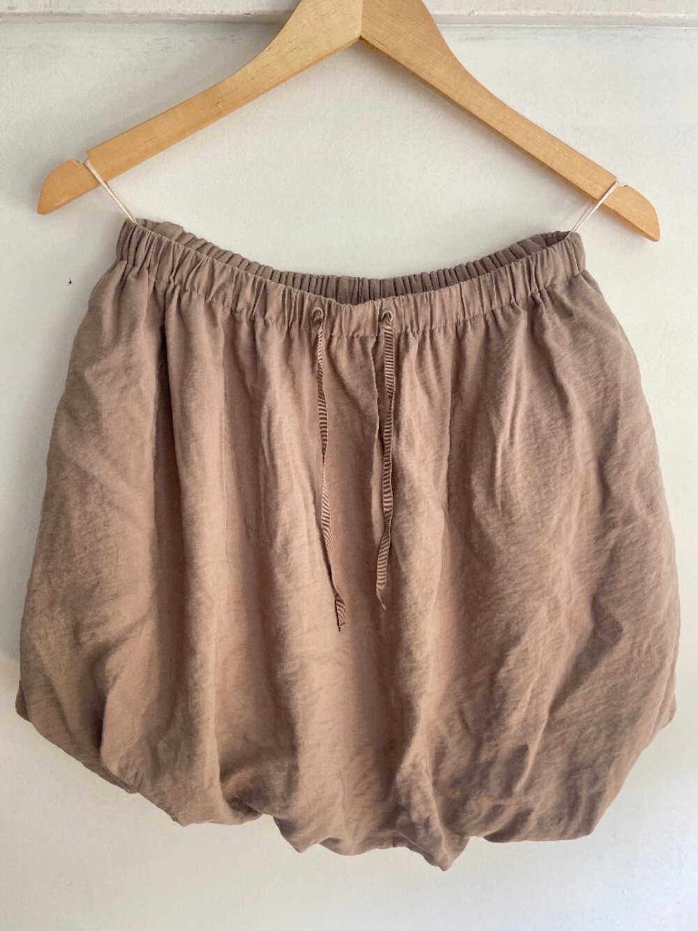 Aritzia Wilfred | Nomad Taupe Bloomsbury Bubble Skirt | Small